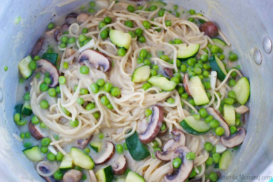 One Pot Vegan Mushroom Pasta - So easy delicious and healthy. Perfect go to for a healthy new year meal! NeuroticMommy.com #vegan #plantbased #onepot