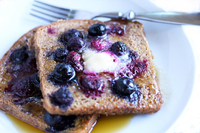 Baked Berry Vegan French Toast. The perfect fall breakfast made with sweet. wholesome ingredients. Still a classic, with a healthy twist! #vegan #healthy neuroticmommy.com