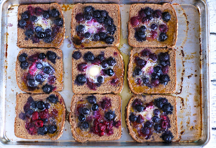 Baked Berry Vegan French Toast. The perfect fall breakfast made with sweet. wholesome ingredients. Still a classic, with a healthy twist! #vegan #healthy neuroticmommy.com