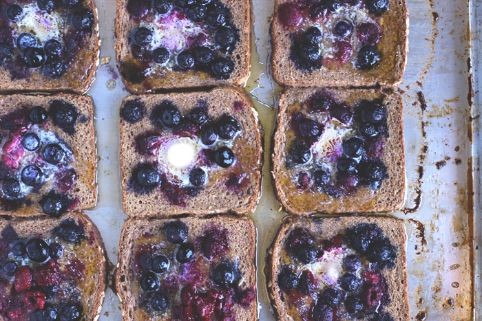 Baked Berry Vegan French Toast. The perfect fall breakfast made with sweet. wholesome ingredients. Still a classic, with a healthy twist! #vegan #healthy neuroticmommy.com