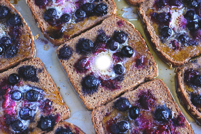 Baked Berry Vegan French Toast. The perfect fall breakfast made with sweet. wholesome ingredients. Still a classic, with a healthy twist! #vegan #healthy neuroticmommy.com