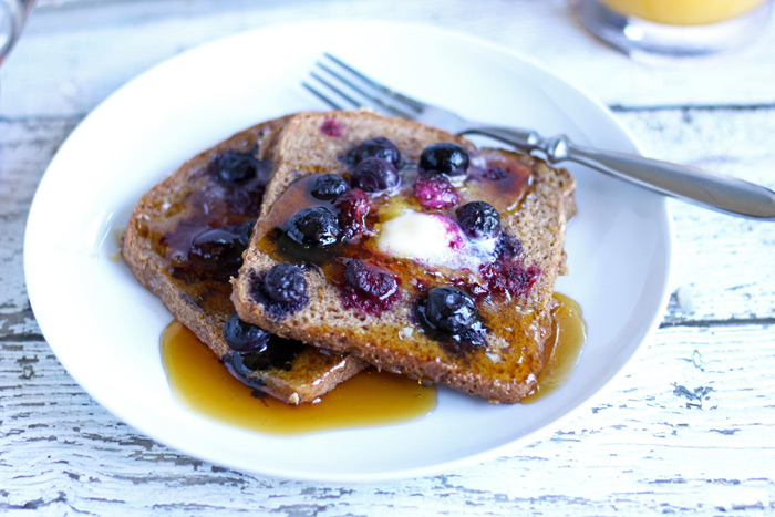 Baked Berry Vegan French Toast. The perfect fall breakfast made with sweet. wholesome ingredients. Still a classic, with a healthy twist! #vegan #healthy neuroticmommy.com