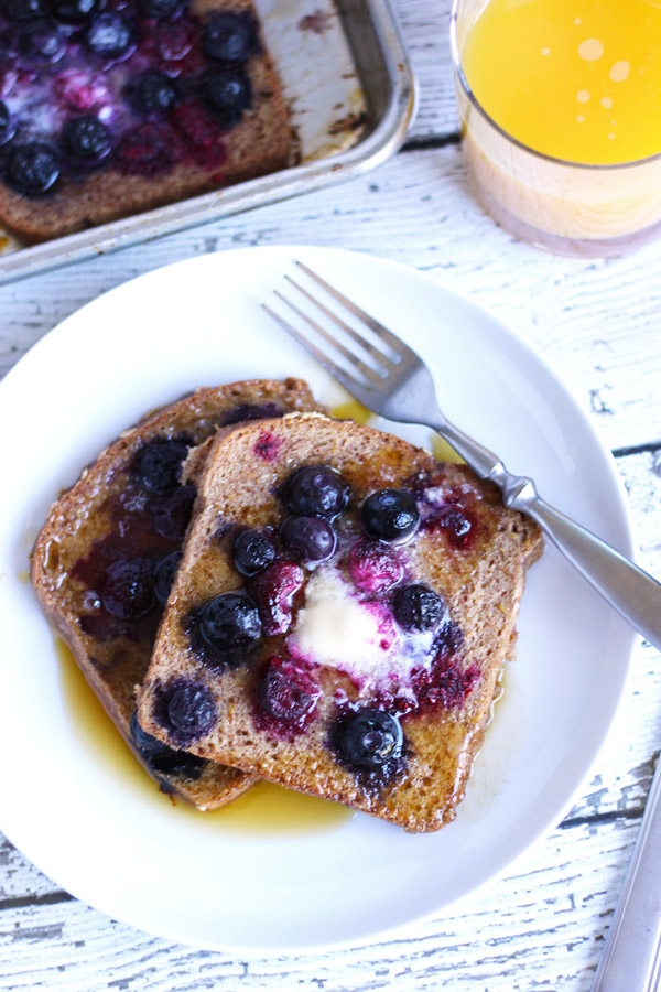 Baked Berry Vegan French Toast. The perfect fall breakfast made with sweet. wholesome ingredients. Still a classic, with a healthy twist! #vegan #healthy neuroticmommy.com