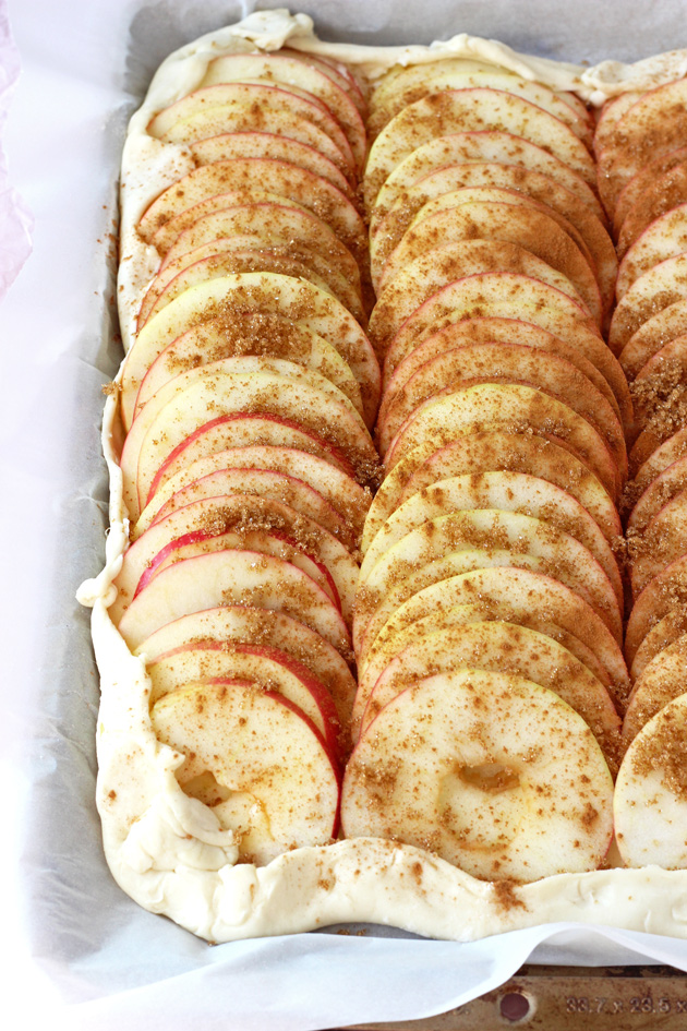 The Easiest Apple Galette. As easy as pie but even better! #vegan #apples #thanksgiving