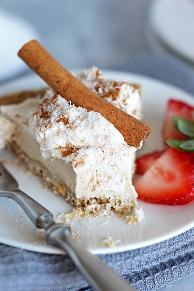 Toasted Coconut Cheesecake. Creamy, fluffy, delicious, healthy, vegan and totes coco-nutty! Sugar free and naturally sweet! #vegan #nobake #cheesecakes #coconut 