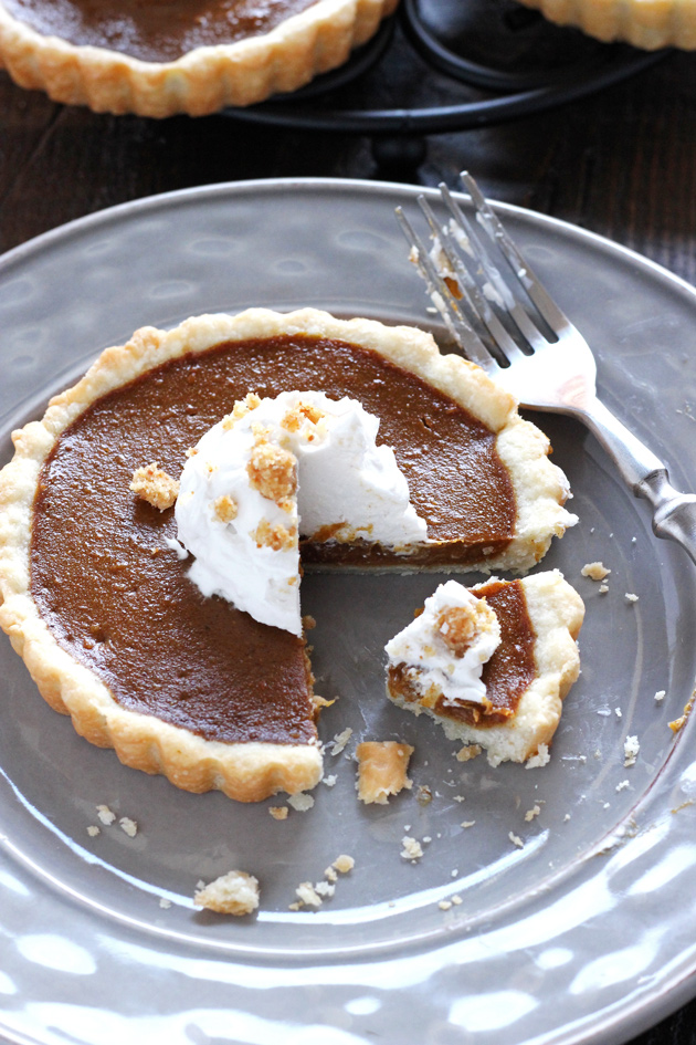 Single Serve Pumpkin Pie, for the true pumpkin lovers who do not want to share this magical, pumpkin-y dessert. NeuroticMommy.com #vegan #pie #holidayrecipes