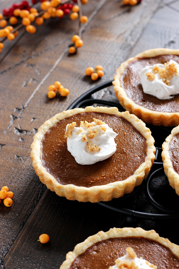 Single Serve Pumpkin Pie, for the true pumpkin lovers who do not want to share this magical, pumpkin-y dessert. NeuroticMommy.com #vegan #pie #holidayrecipes