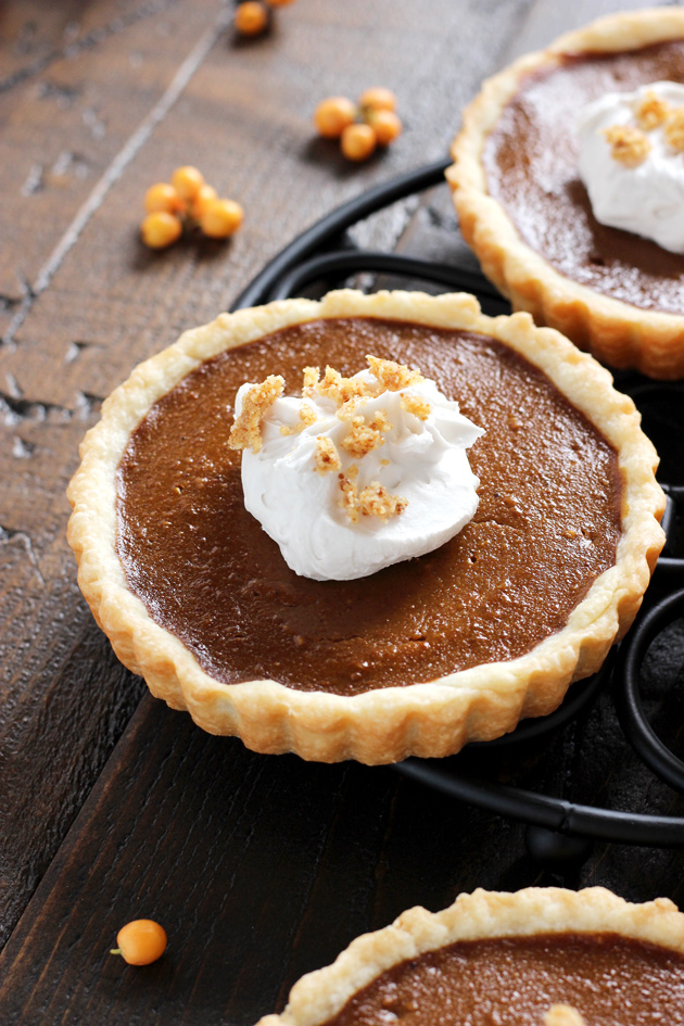 Single Serve Pumpkin Pie, for the true pumpkin lovers who do not want to share this magical, pumpkin-y dessert. NeuroticMommy.com #vegan #pie #holidayrecipes