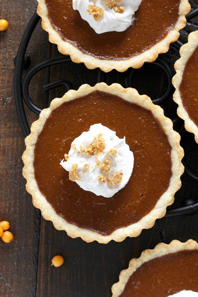 Single Serve Pumpkin Pie, for the true pumpkin lovers who do not want to share this magical, pumpkin-y dessert. NeuroticMommy.com #vegan #pie #holidayrecipes