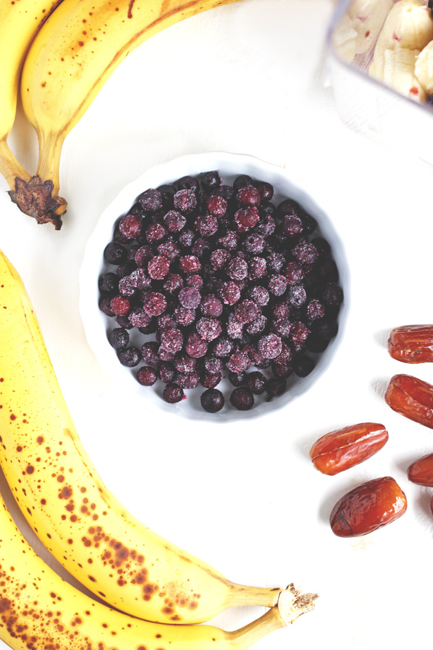 This Blueberry Banana Smoothie packs it all in with fresh organic fruit and a sweet taste that will help curb those unwanted cravings. NeuroticMommy.com #vegan #healthy #smoothie 