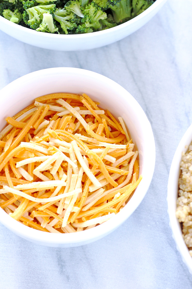 Spicy Quinoa and Broccoli Vegan Cheddar Bake ready for you in just 30 minutes! This fully protein packed meal is easy with using just 5 ingredients. Highly flavorful, with a spicy cheesy kick. NeuroticMommy.com #vegan #meals #healthy