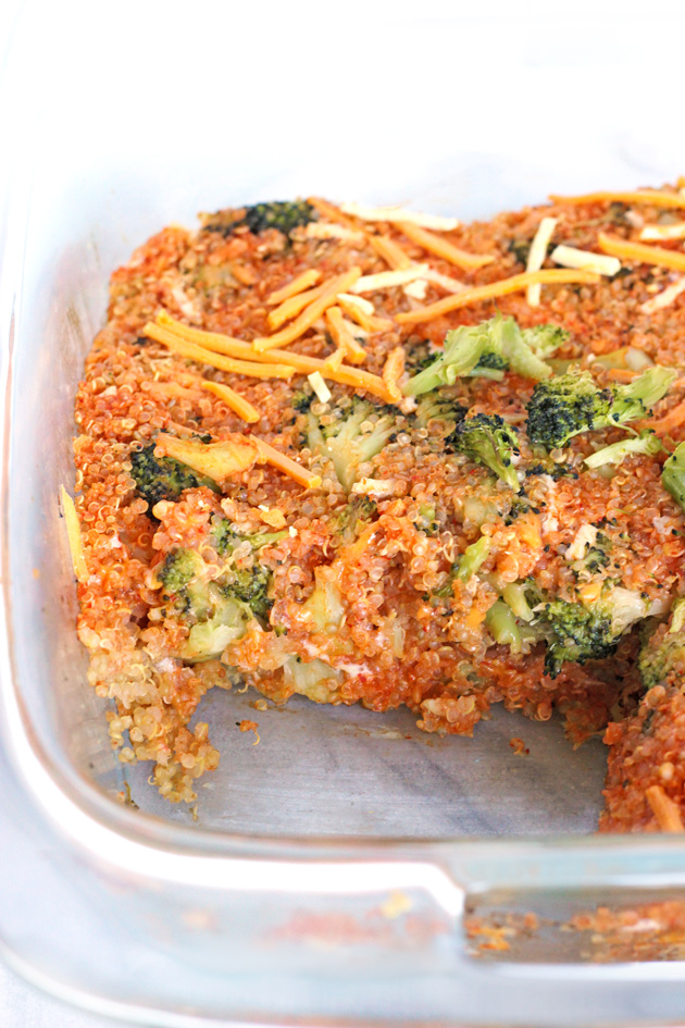 Spicy Quinoa and Broccoli Vegan Cheddar Bake ready for you in just 30 minutes! This fully protein packed meal is easy with using just 5 ingredients. Highly flavorful, with a spicy cheesy kick. NeuroticMommy.com #vegan #meals #healthy