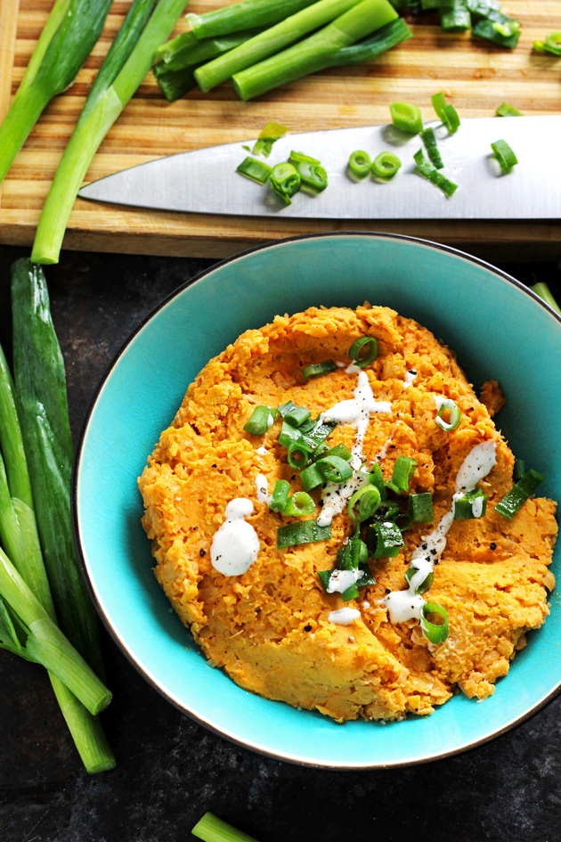 Buffalo Chickpea Pinwheels with Vegan Blue Cheese - Vegan fingerfood made healthy! Homemade buffalo sauce with mashed chickpeas, wrapped in a spinach tortilla, with vegan blue cheese for dipping! NeuroticMommy.com #vegan #healthy