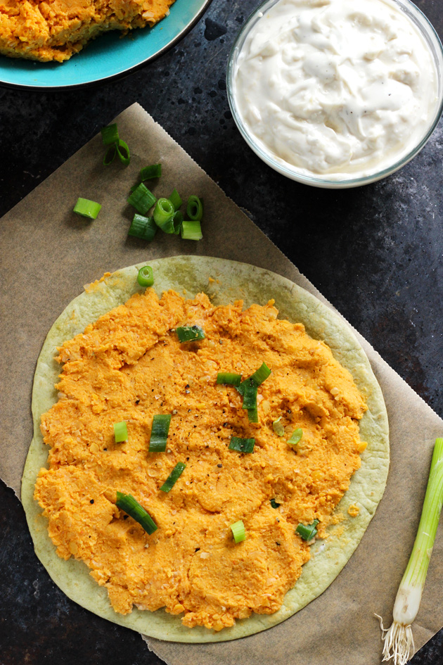 Buffalo Chickpea Pinwheels with Vegan Blue Cheese - Vegan fingerfood made healthy! Homemade buffalo sauce with mashed chickpeas, wrapped in a spinach tortilla, with vegan blue cheese for dipping! NeuroticMommy.com #vegan #healthy