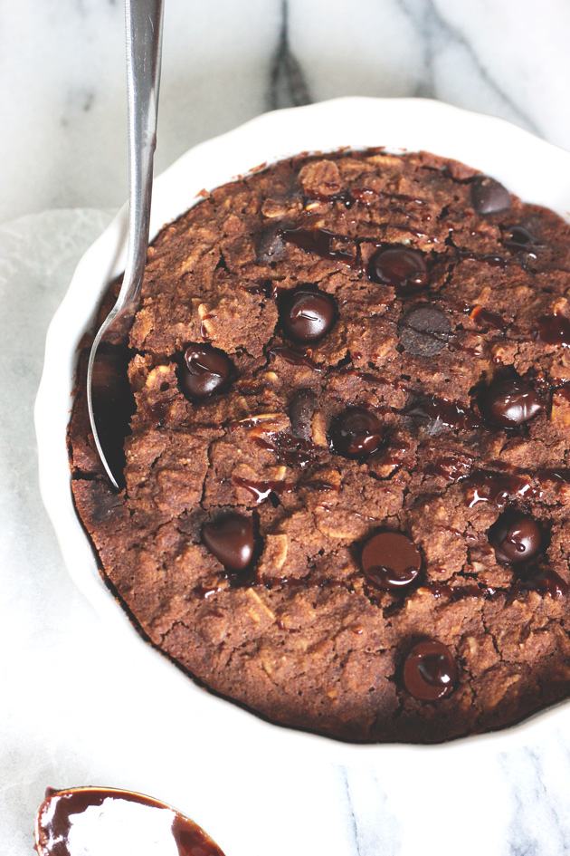 Easy Brownie Batter Breakfast Bake - Yes, you can have brownies for breakfast! #NeuroticMommy #vegan #chocolate