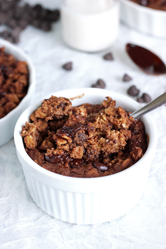 Easy Brownie Batter Breakfast Bake - Yes, you can have brownies for breakfast! #NeuroticMommy #vegan #chocolate