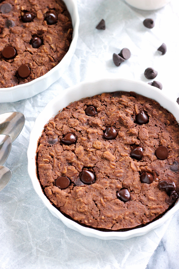 Easy Brownie Batter Breakfast Bake - Yes, you can have brownies for breakfast! #NeuroticMommy #vegan #chocolate