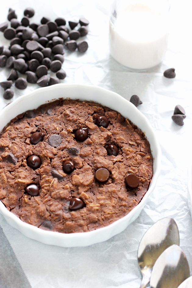 Easy Brownie Batter Breakfast Bake - Yes, you can have brownies for breakfast! #NeuroticMommy #vegan #chocolate