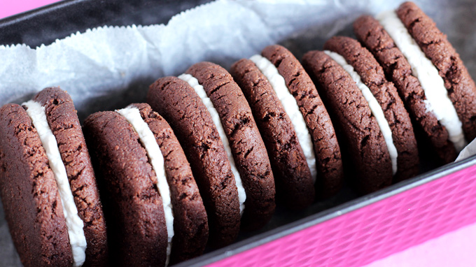 Vegan Whoopie Pies - Easy 4 ingredient snack filled with sweet coconut whipped cream and a melty dreamy chocolate cookie. NeuroticMommy.com #vegan #glutenfree