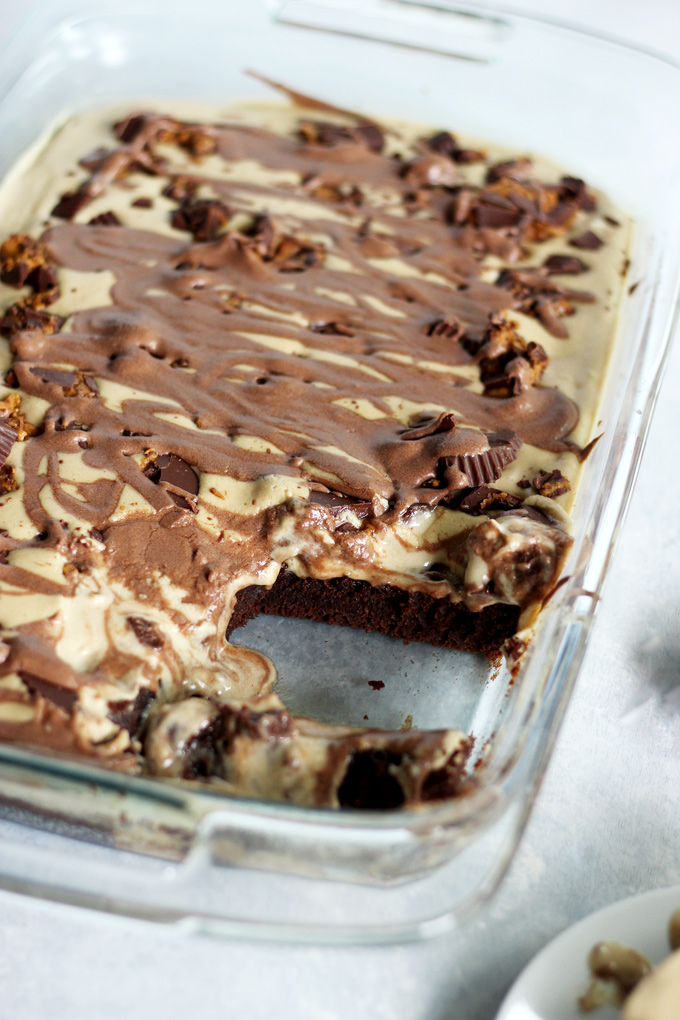 Peanut Butter Brownie Bars - super chocolatey brownie peanut butter goodness that's easy to make, delicious, and wait for it...vegan! NeuroticMommy.com #vegan #snacks #desserts