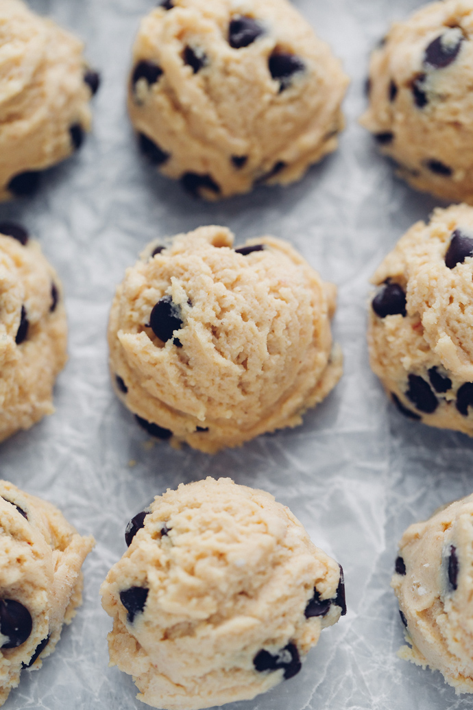 Vegan Cookie Dough Cheesecake Bites - If your a cookie dough and cheesecake lover then these are the bites for you! Made with sugar free dark chocolate chips, sweetened with monk fruit, making this low carb snack a must have. NeuroticMommy.com #vegan #fatbomb #keto #snacks