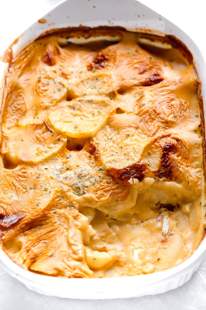 Cremige vegane gratinierte Kartoffeln - die perfekte Beilage zu fast allem und Sie würden nie wissen, dass es vegan ist. Die reiche "Käsigkeit" ist sogar besser als die traditionelle. NeuroticMommy.com #vegan #potatoesaugratin"cheesiness" is even better than the traditional. NeuroticMommy.com #vegan #potatoesaugratin