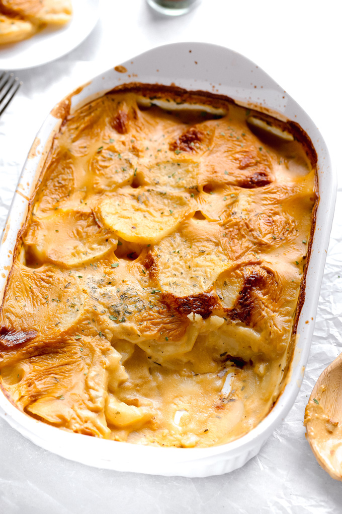 krämig vegansk potatis au Gratin - den perfekta sidrätterna för att gå med nästan vad som helst och du skulle aldrig veta att det var vegan. Den rika" cheesiness " är ännu bättre än den traditionella. NeuroticMommy.com # vegan # potatoesaugratin"cheesiness" is even better than the traditional. NeuroticMommy.com #vegan #potatoesaugratin