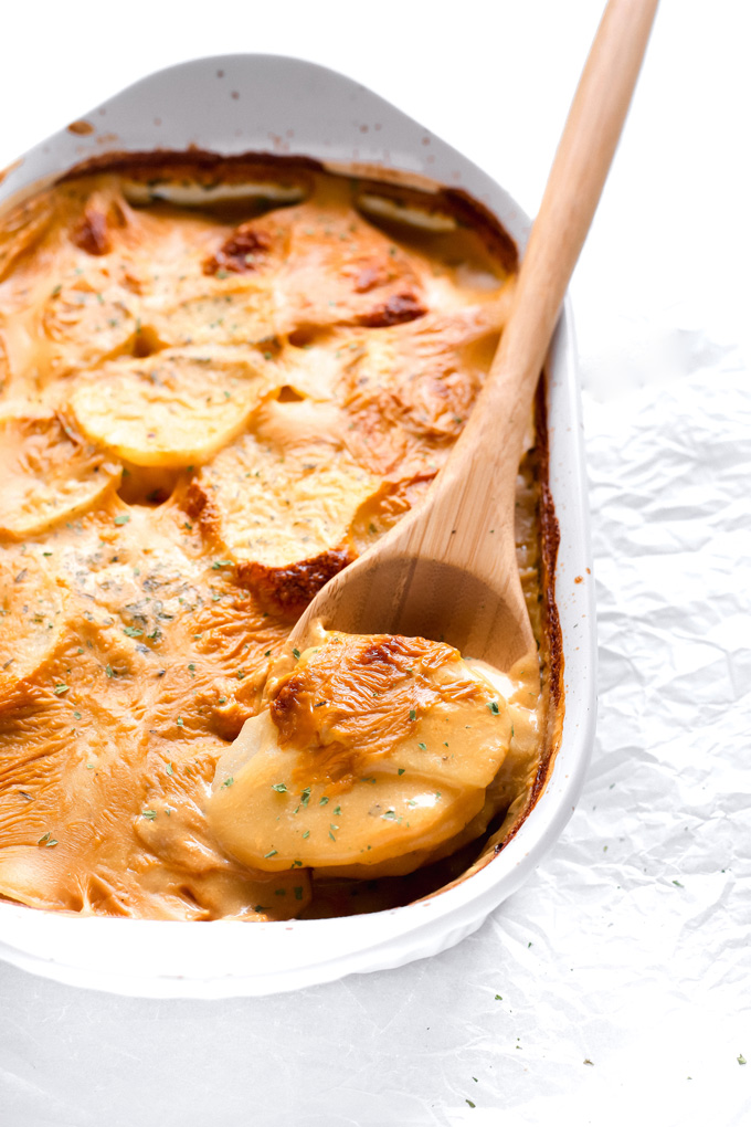 Kremet Vegansk Poteter Au Gratin - den perfekte siderett til å gå med omtrent alt, og du ville aldri vite det var vegansk. Den rike "cheesiness" er enda bedre enn den tradisjonelle. NeuroticMommy.com # vegan # potatoesaugratin"cheesiness" is even better than the traditional. NeuroticMommy.com #vegan #potatoesaugratin