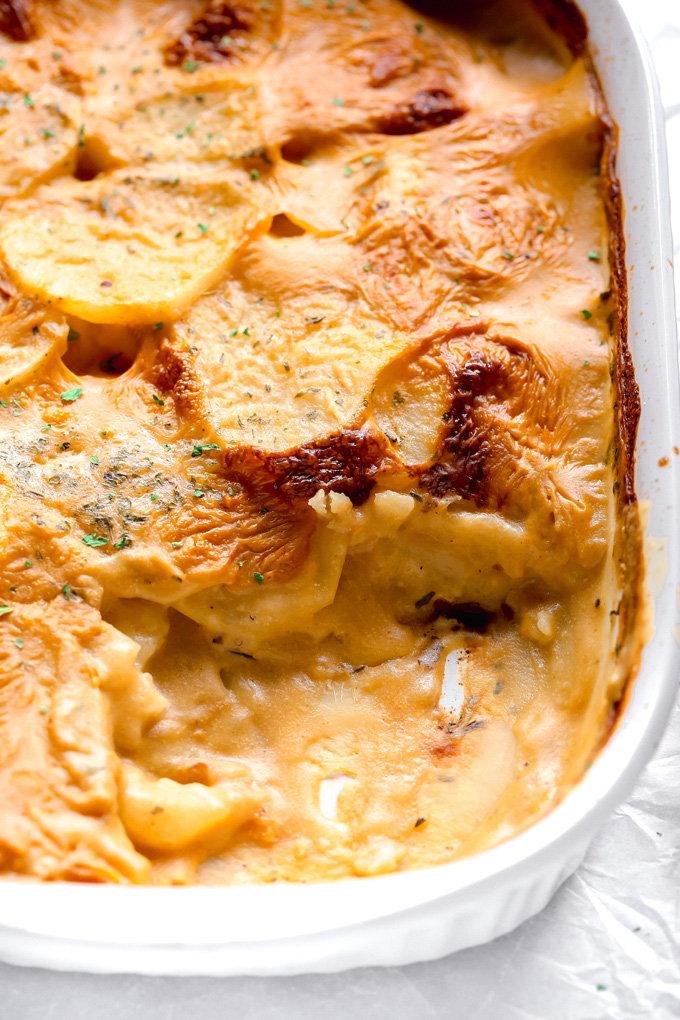 cartofi vegani cremoși Au Gratin - garnitura perfectă pentru a merge cu aproape orice și nu ai ști niciodată că este vegan. Bogata "brânză" este chiar mai bună decât cea tradițională. NeuroticMommy.com # vegan # potatoesaugratin"cheesiness" is even better than the traditional. NeuroticMommy.com #vegan #potatoesaugratin