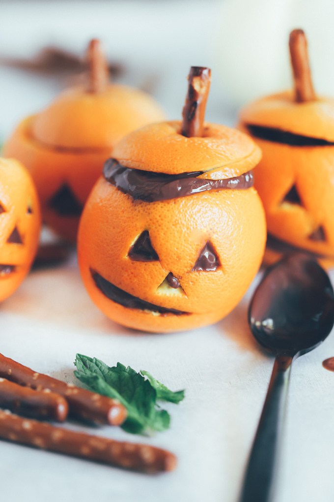 Vegan Chocolate Pudding Orange Jack O' Lanterns - Oranges filled with vegan chocolate pudding making this a fun healthy snack option for Halloween! NeuroticMommy.com #vegan #halloween #healthysnacks