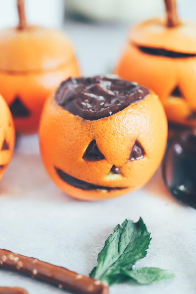 Vegan Chocolate Pudding Orange Jack O' Lanterns - Oranges filled with vegan chocolate pudding making this a fun healthy snack option for Halloween! NeuroticMommy.com #vegan #halloween #healthysnacks