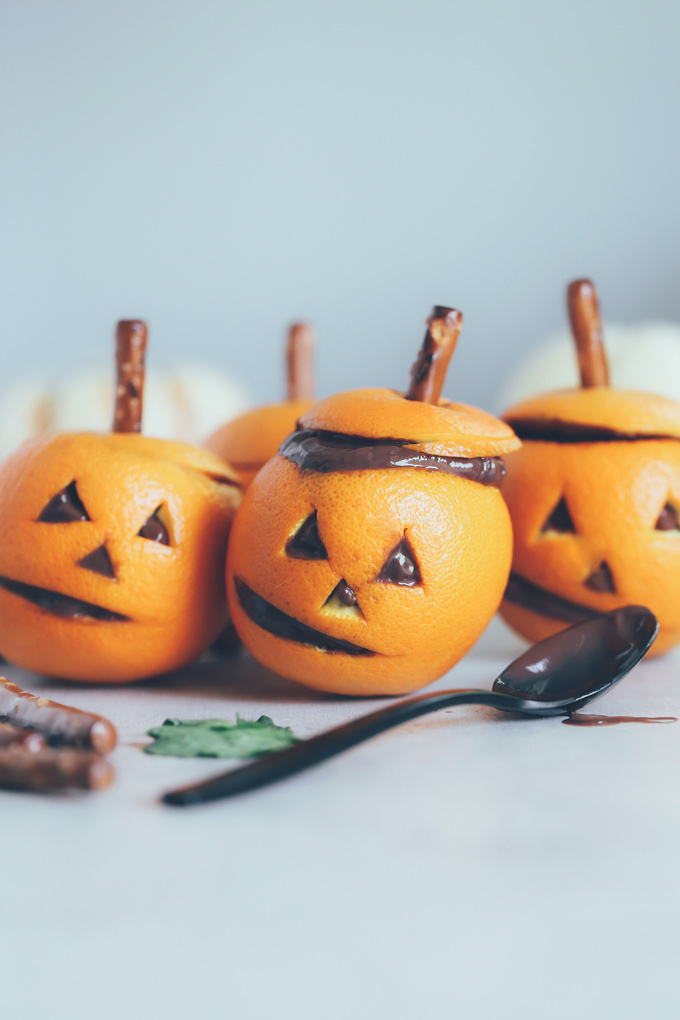 Vegan Chocolate Pudding Orange Jack O' Lanterns - Oranges filled with vegan chocolate pudding making this a fun healthy snack option for Halloween! NeuroticMommy.com #vegan #halloween #healthysnacks