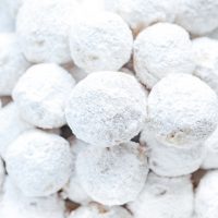 Vegan Snowball Cookies - Buttery and delicious pecan shortbread cookies coated in powered sugar. The perfect addition to your cookie boxes and holiday gatherings. NeuroticMommy.com #vegan #christmascookies #cookies