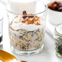 Cinnamon Raisin Overnight Oats - Creamy oats with warming hints of cinnamon and sweet raisins throughout. Topped with coconut yogurt for added deliciousness. Perfect for on the go or meal prepping. NeuroticMommy.com #vegan #overnightoats
