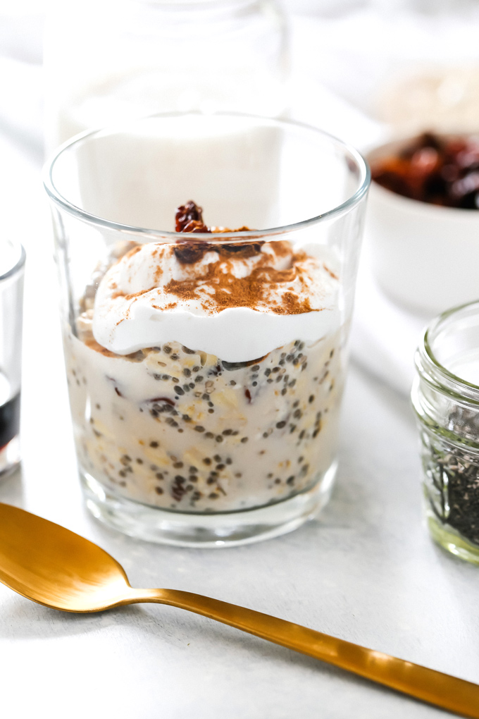 Cinnamon Raisin Overnight Oats - Creamy oats with warming hints of cinnamon and sweet raisins throughout. Topped with coconut yogurt for added deliciousness. Perfect for on the go or meal prepping. NeuroticMommy.com #vegan #overnightoats