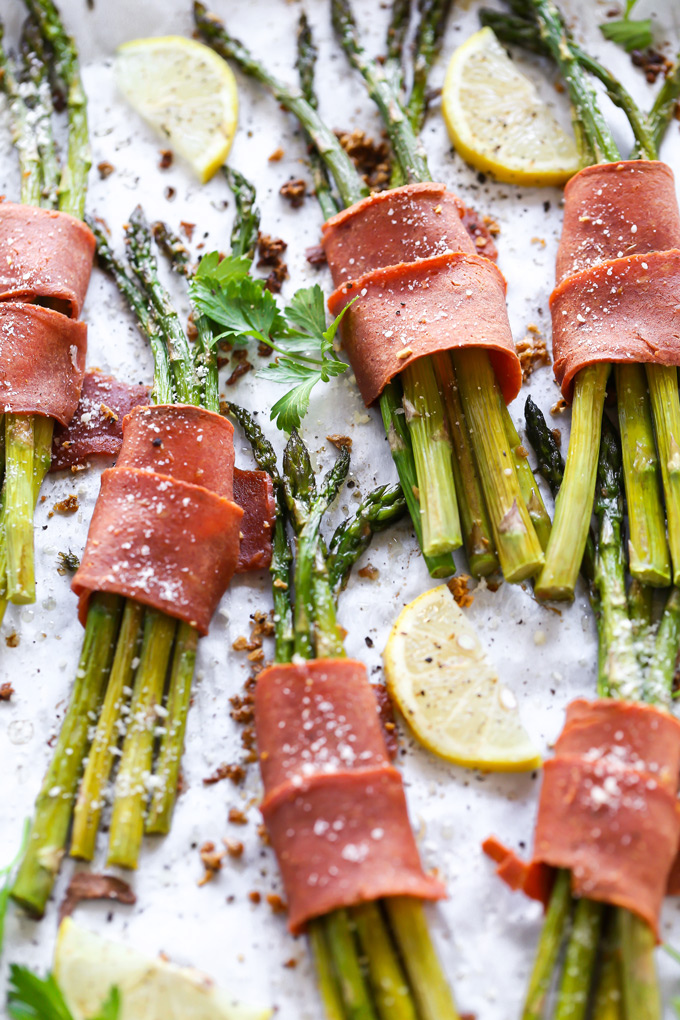 Vegan Bacon Wrapped Asparagus - Super easy and delicious low carb, vegan keto friendly side dish to make anytime. Crispy bacon wrapped around asparagus topped with vegan parmesan and a sprinkle of lemon is all sorts of perfect. NeuroticMommy.com #vegan #thanksgiving #veganketo #keto