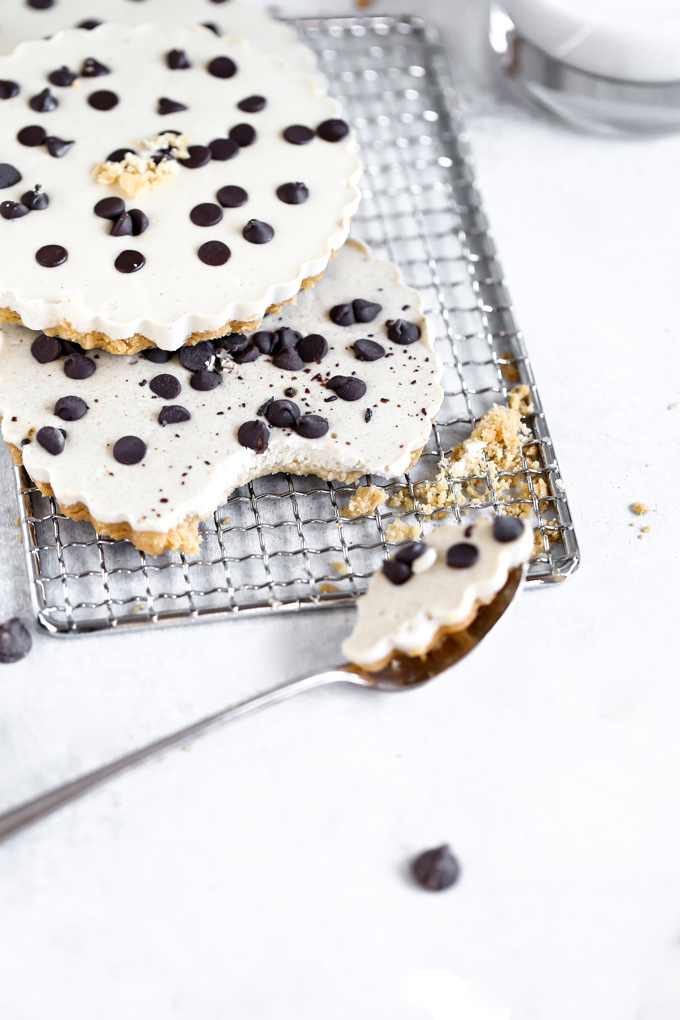 Vegan White Chocolate Fudge Cheesecake - In celebration of NeuroticMommy's 6th birthday, this creamy, indulgent deliciousness is made with a vegan buttery crust, creamy cacao butter makes up the white chocolate center, topped with dairy free chocolate chips, this is a must make! NeuroticMommy.com #vegan #keto #cheesecake
