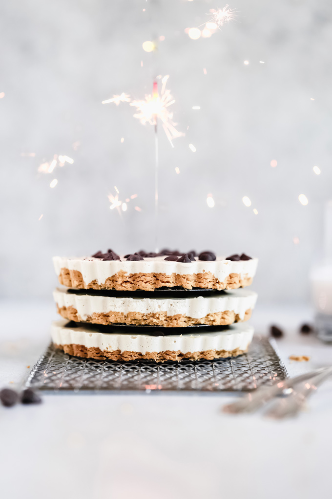 Vegan White Chocolate Fudge Cheesecake - In celebration of NeuroticMommy's 6th birthday, this creamy, indulgent deliciousness is made with a vegan buttery crust, creamy cacao butter makes up the white chocolate center, topped with dairy free chocolate chips, this is a must make! NeuroticMommy.com #vegan #keto #cheesecake