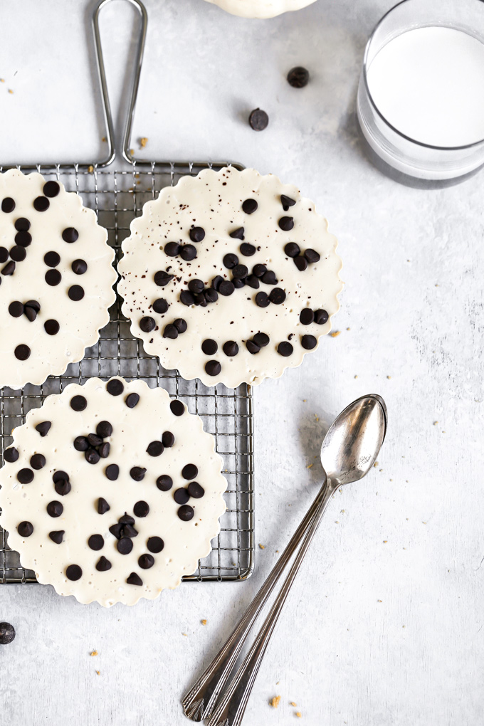 Vegan White Chocolate Fudge Cheesecake - In celebration of NeuroticMommy's 6th birthday, this creamy, indulgent deliciousness is made with a vegan buttery crust, creamy cacao butter makes up the white chocolate center, topped with dairy free chocolate chips, this is a must make! NeuroticMommy.com #vegan #keto #cheesecake