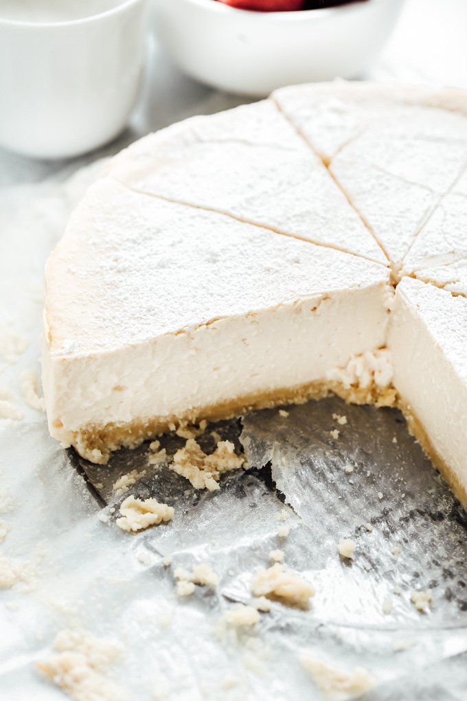 Vegan Keto Classic Style Cheesecake - A creamy plain cheesecake with a delicious buttery crust. Super easy and will be eaten by anyone, it's that good. Neuroticmommy.com #vegan #veganketo #cheesecake #christmas #holidays
